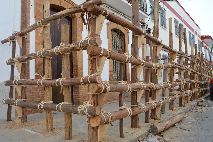 Ence dona la madera de eucalipto para construir las empalizadas de las tradicionales capeas de San Juan del Puerto