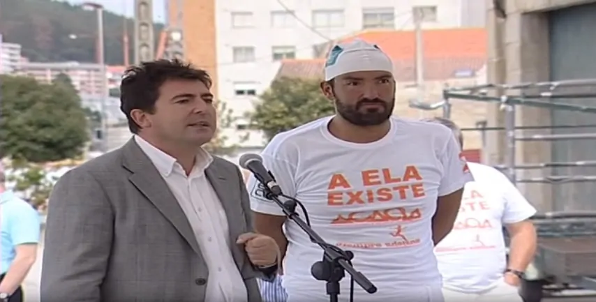 Ence patrocina al nadador Jaime Caballero en la travesía solidaria, por la Ría de Pontevedra